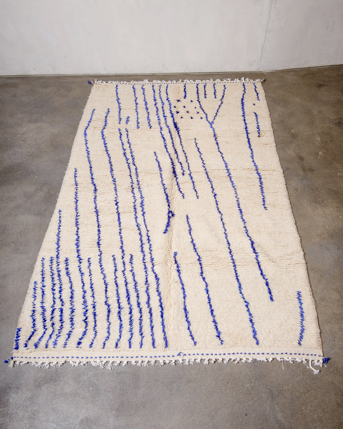 Modern designer handcrafted Berber rug from Morocco. Azilal rug with beautiful colours and patterns. Made of sheep’s wool and cotton.